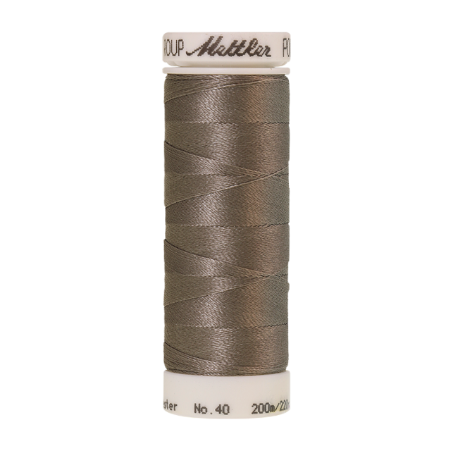 Amann Mettler Poly Sheen Dolphin glänzt durch den trilobalen Fadenquerschnitt besonders schön. Zum Sticken, Quilten, Nähen. 200m Spule