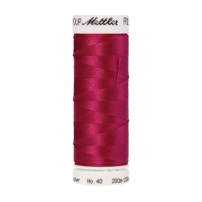 Amann Mettler Poly Sheen Bright Ruby glänzt durch den trilobalen Fadenquerschnitt besonders schön. Zum Sticken, Quilten, Nähen. 200m Spule
