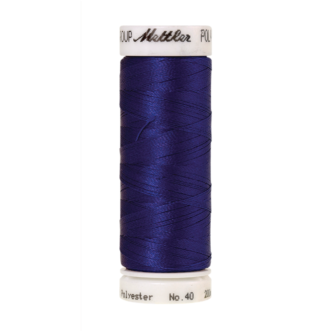 Amann Mettler Poly Sheen Light Midnight glänzt durch den trilobalen Fadenquerschnitt besonders schön. Zum Sticken, Quilten, Nähen. 200m Spule