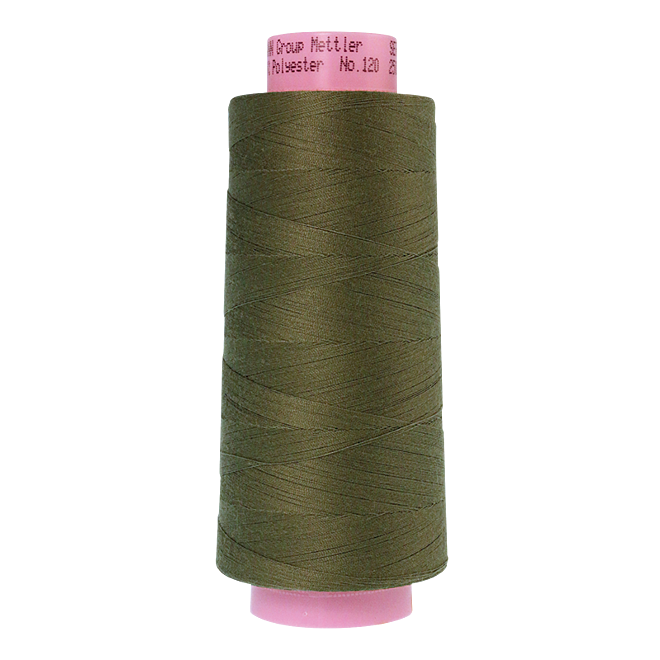 Amann Mettler Seracor in der Farbe Olive Drab auf der 2500m Kone. Seracor ist der Allesnäher unter den Overlock-Garnen!