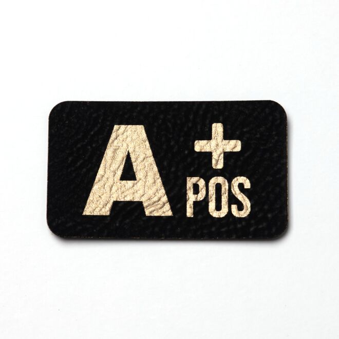 Kunstlederlabel "Blutgruppe A+" (schwarz/gold)