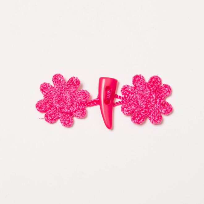 Dufflecoatverschluss Blümchen 8cm fuchsia
